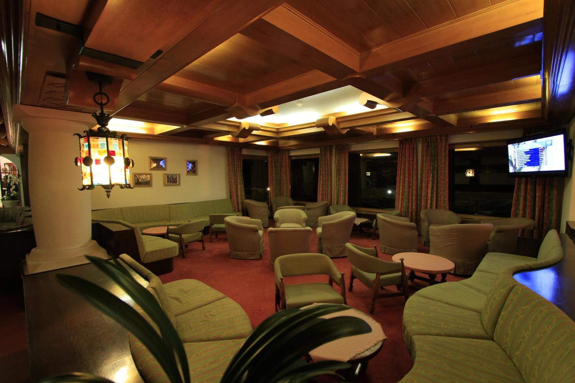 Hotel Regina Delle Dolomiti Panchià Exterior foto